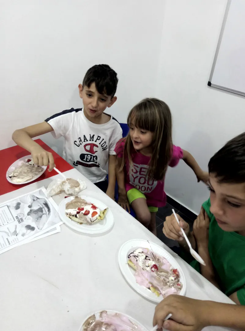 Manualidades creativas sobre cartulinas en clase de inglés